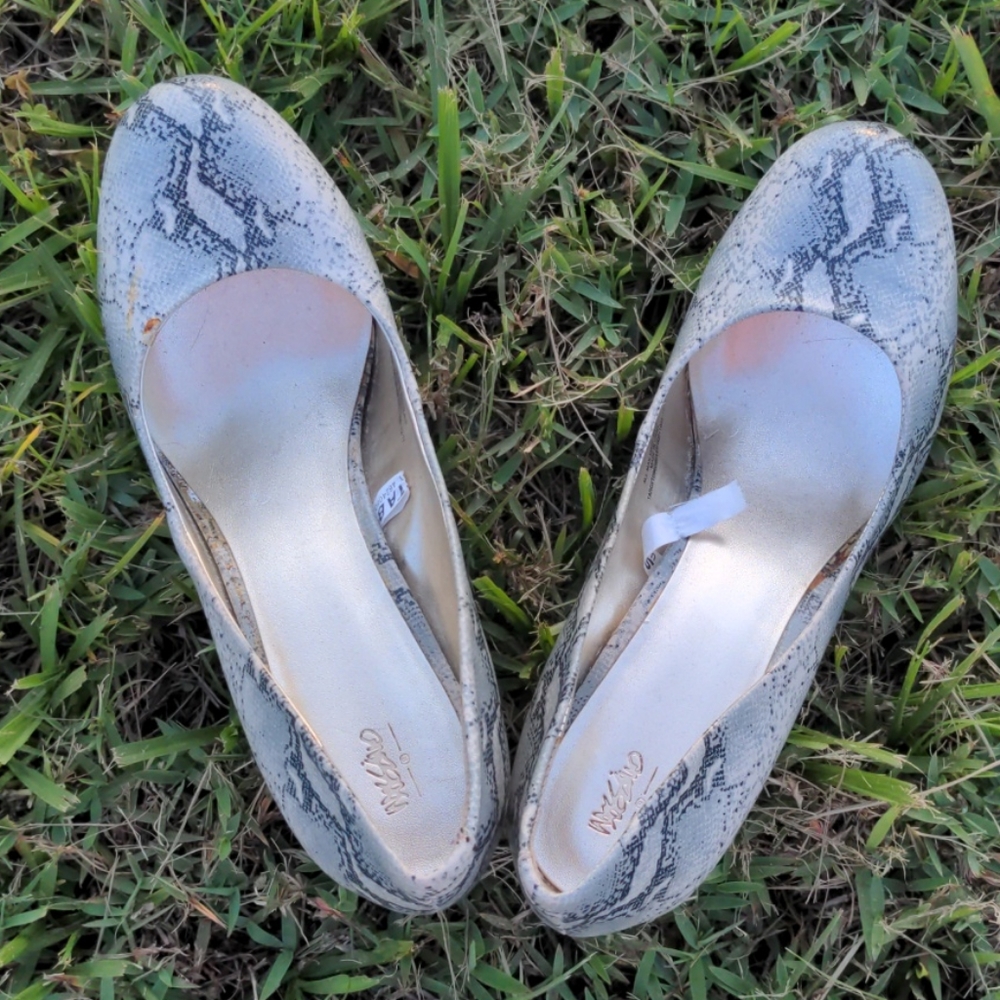 Snake skin patterned pumps